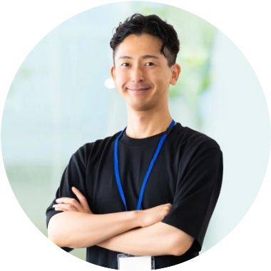 男性が腕を組んでいる