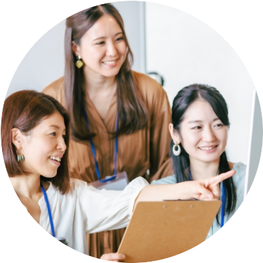 女性3名が仕事をしている