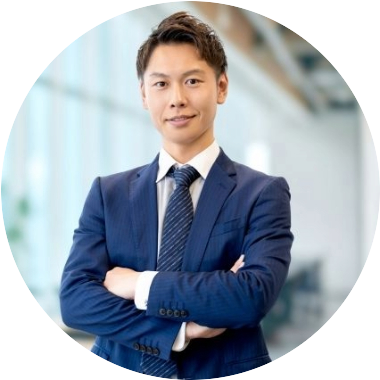 男性が腕を組んでいる